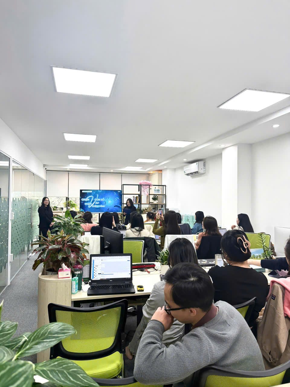 Không gian đầy năng lượng tại workshop "Chạm vào con số, chạm vào chính mình".