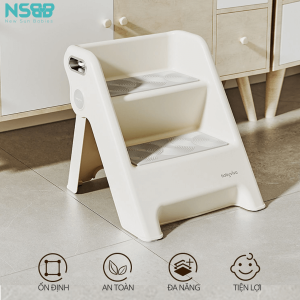 Sản phẩm có tay cầm và bậc thang có đế chống trượt giúp bé cảm thấy an toàn và ổn định khi sử dụng