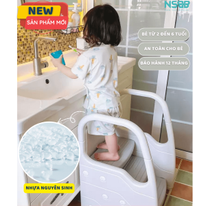 Giá kê chân dành cho bé có 3 bậc giúp trẻ đi tới bồn rửa hoặc mặt bàn để trẻ có thể với tới đánh răng hoặc rửa tay một cách an toàn mà không cần sự trợ giúp của cha mẹ