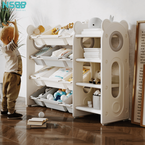 Giá để đồ và kệ có nhiều tầng, nhiều hộc từ thấp đến cao, phù hợp với rất nhiều lứa tuổi khác nhau