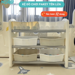 Set kệ có thiết kế 3 tầng mang lại không gian lưu trữ rộng rãi cho đồ chơi của bé. Kèm theo đó là 6 ngăn đựng đồ