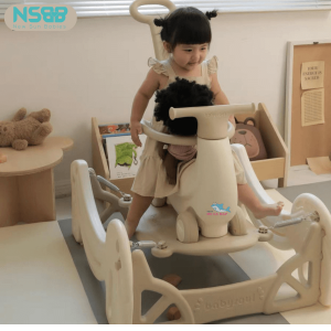 Ngựa bập bênh cho bé Banana với thiết kế 4in1, tích hợp ngựa bập bênh, xe đẩy, xe chòi chân, thú nhún giúp bé chơi cả ngày mà không cảm thấy nhàm chán