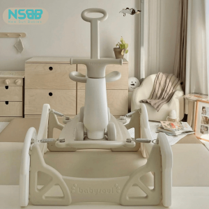 Bánh xe trước có thể xoay được, giúp bé di chuyển linh hoạt