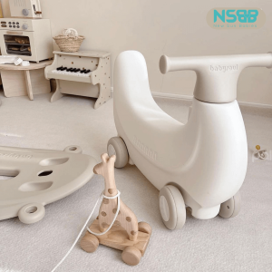 Thiết kế tay cầm, các khung, viền bo tròn, nhẵn mịn không làm xước da hay làm đau bé