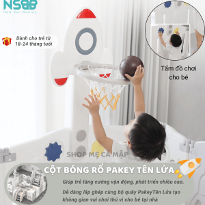 Cột bóng rổ được lắp ở thanh dọc của tấm đồ chơi giúp trẻ tăng cường vận động, phát triển chiều cao