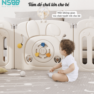 Đặc biệt, tấm đồ chơi được gắn kèm chong chóng giúp tăng cường khả năng quan sát và nhận thức của trẻ