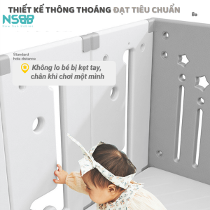 Bộ sản phẩm gồm 1 tấm cửa, 1 tấm đồ chơi và các tấm quây lớn nhỏ đan xen tháo rời