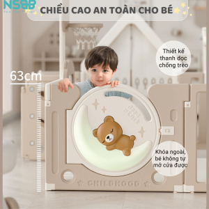 Tấm quây có thiết kế thanh dọc chống trèo, tấm cửa có khoá ngoài chắc chắn để bé không tự mở cửa