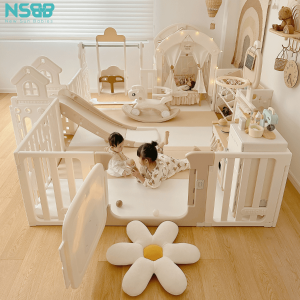 Tấm quây có thiết kế thanh dọc chống trèo, tấm cửa có khoá ngoài chắc chắn để bé không tự mở cửa