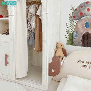 Tủ còn được trang bị kệ để dày dép cho bé và thanh công cụ có thể treo, móc balo, đồ đạc