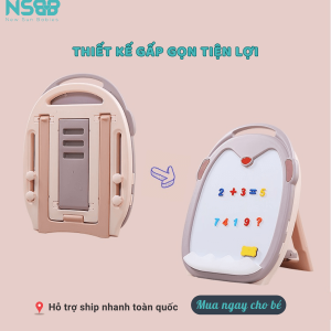 Bảng học chim cánh cụt cũng được trang bị khe đựng đồ dùng học tập phía trước và hộp đựng bút bên dưới vô cùng gọn gàng