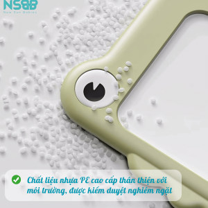 Bộ bảng vẽ khủng long và ghế ngồi với 2 gam màu chủ đạo: trắng - xanh nhạt. Đây đều là những gam màu tươi sáng, phù hợp với lứa tuổi của các bé