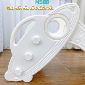Tay vịn rộng giúp bé dễ dàng cầm nắm, các viền có thiết kế bo cong nhẵn mịn không gây nguy hiểm cho bé.