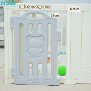 Tấm cửa cũng có chốt khóa bên ngoài mà chỉ người lớn mới có thể đóng mở được