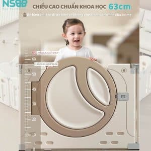 Các tấm quây có độ cao hợp lý kết hợp thiết kế chống trèo nhằm ngăn không cho bé leo trèo, đồng thời có cửa khóa chặt