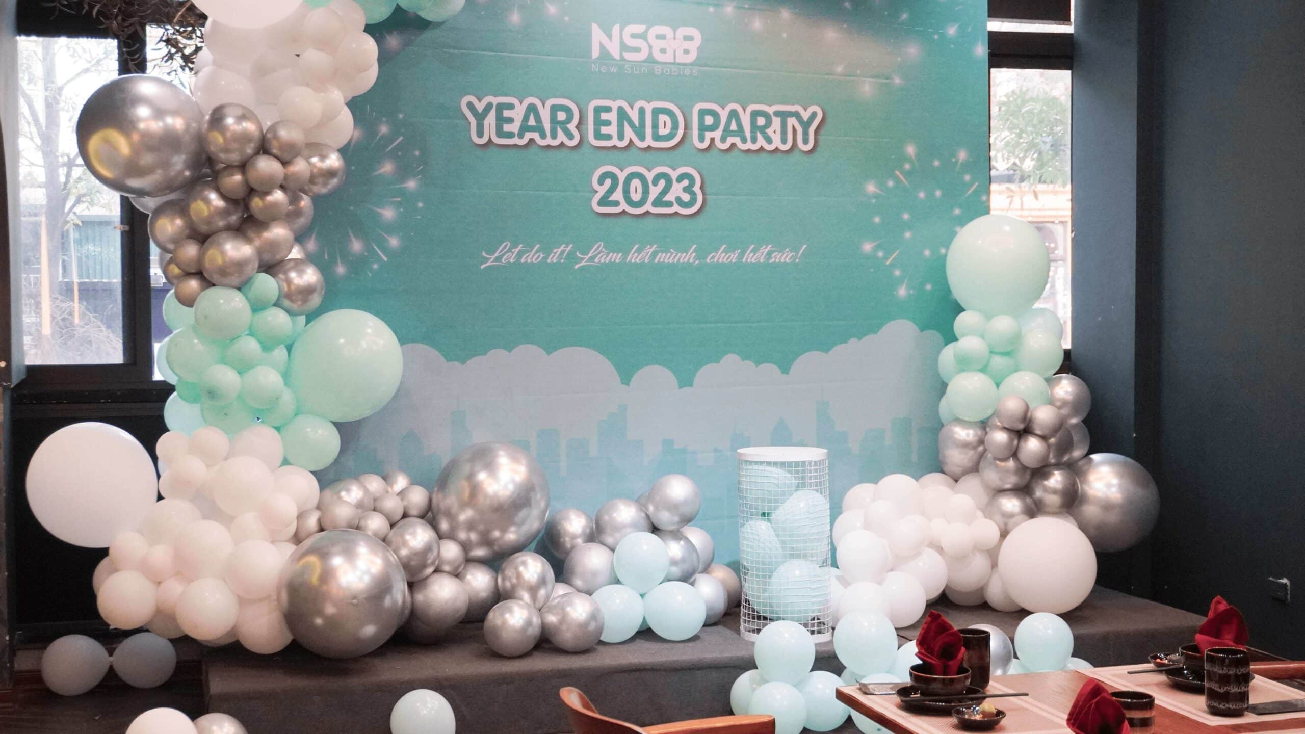 Ánh đèn lung linh kết hợp concept trang trí theo tông màu xanh theo đúng màu chủ đạo của NSBB đã tạo nên không gian bữa tiệc đầy ấn tượng.