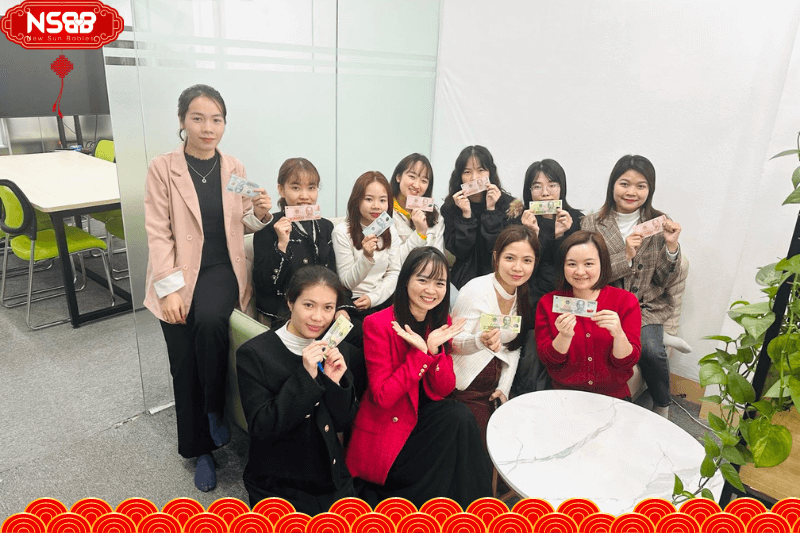 Tấm ảnh lưu niệm đã ghi lại nhiều khoảnh khắc của mỗi thành viên với nụ cười rạng rỡ, đặc biệt thể hiện tinh thần gắn bó đoàn kết giữa các bộ phận của NSBB