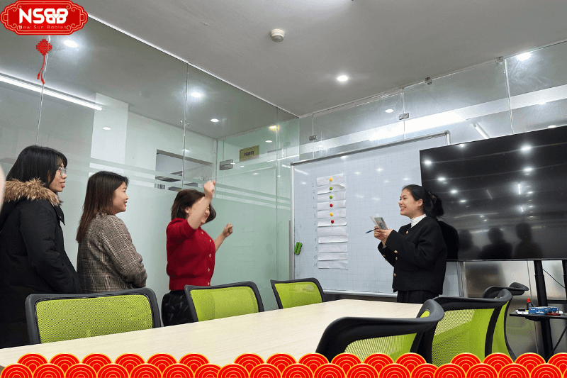 Phần chơi mini game nhận lì xì đã khuấy động không khí sôi động, hào hứng trong ngày đầu tiên làm việc