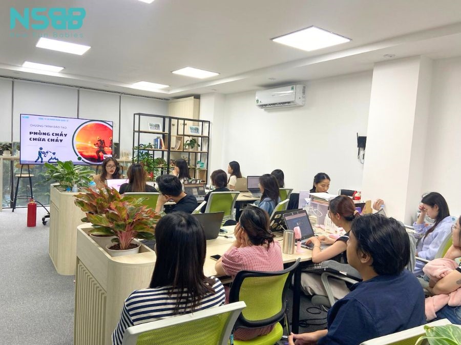 Mọi người đều chăm chú lắng nghe và cảm thấy thích thú với nội dung được cung cấp