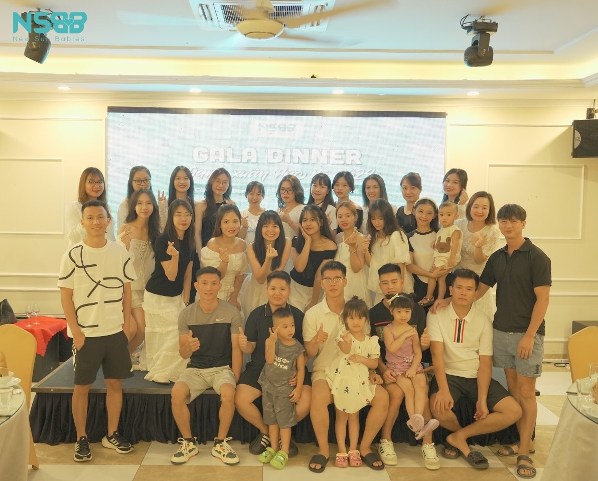 Toàn thể cán bộ nhân viên chi nhánh Hà Nội chụp ảnh lưu giữ kỷ niệm