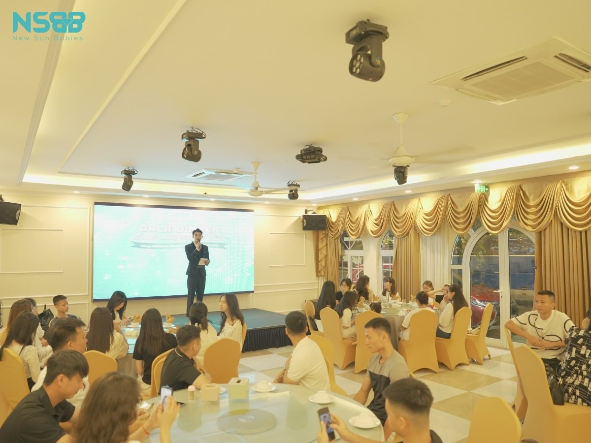 Buổi Gala Dinner được tổ chức tại 1 nhà hàng sang trọng trong bầu không khí ấm cúng
