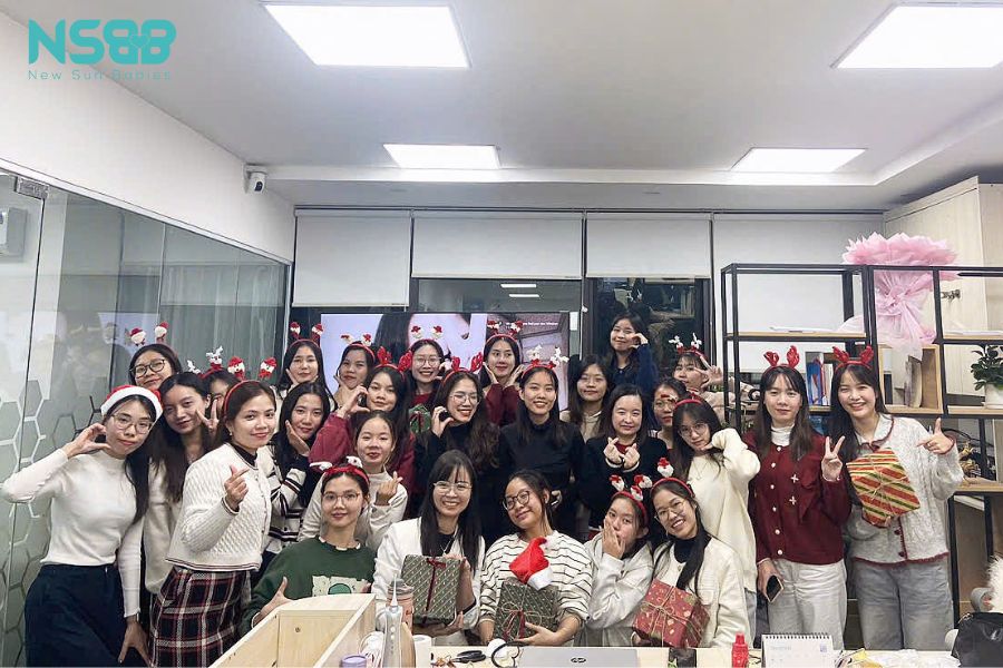 CBNV chụp ảnh lưu niệm với những chiếc bờm noel xinh xắn và hộp quà trên tay
