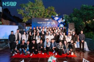 Các thành viên NSBB chụp ảnh lưu niệm, nụ cười rạng rỡ.