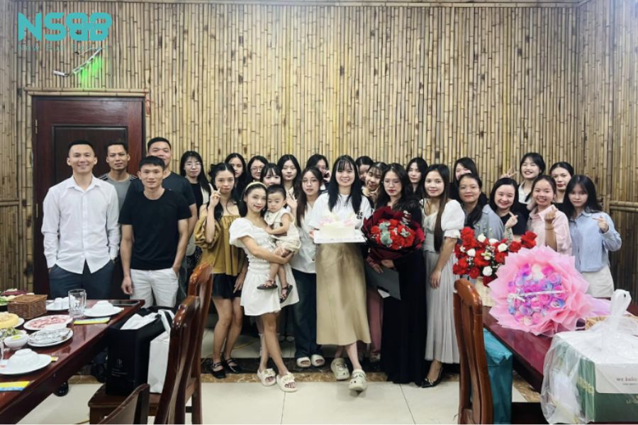 BLĐ cùng toàn thể CBNV chụp ảnh lưu niệm tại nhà hàng