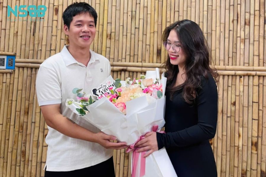 CBNV Nam thay mặt tặng quà cho chị em tại nhà hàng