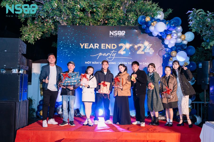 Những người trúng thưởng với nụ cười tươi, các phần quà hấp dẫn được trao.