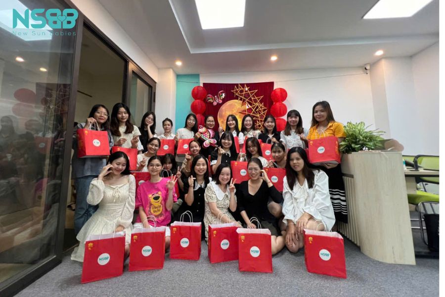 BLĐ trao quà Trung thu cho từng CBNV