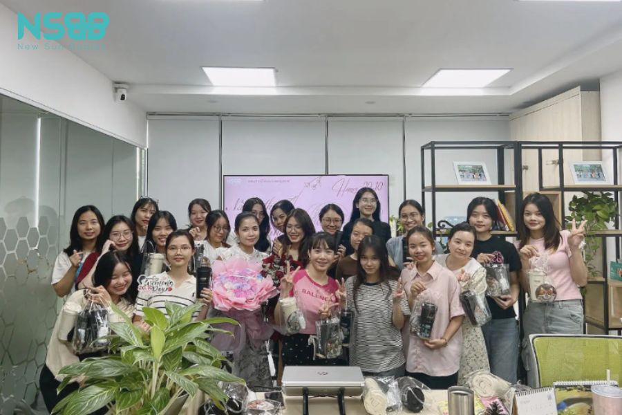 Tập thể CBNV nữ với quà tặng trên tay