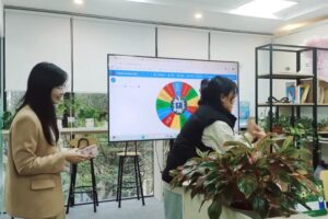 CBNV phấn khích khi tham gia vòng quay may mắn