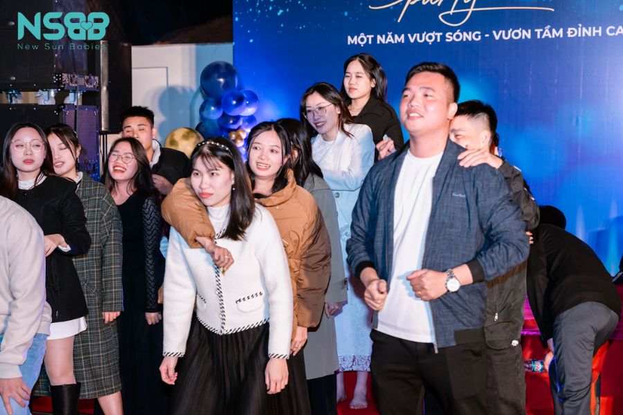 Các đội chơi tham gia thử thách, những khoảnh khắc hài hước, vui nhộn.