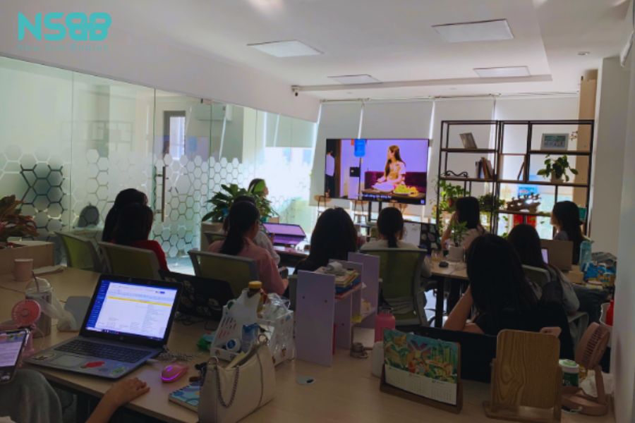 Các thành viên đang tập trung xem phim về ý nghĩa của ngày Trung thu