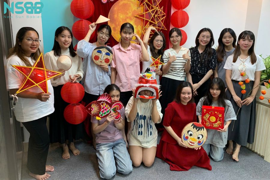 Toàn thể CBNV tươi cười chụp ảnh lưu niệm trong không gian trang trí Trung thu