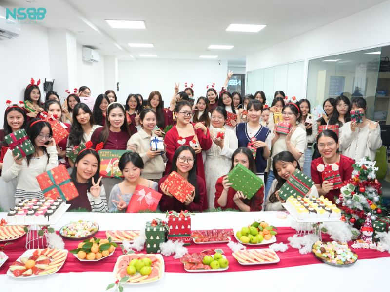 NSBB: Hoạt động "The Christmas Gift Connection"- Trao quà bí mật mùa Giáng sinh