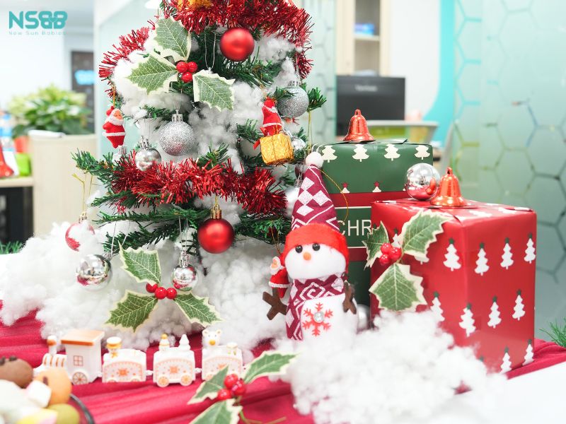 NSBB: Hoạt động "The Christmas Gift Connection"- Trao quà bí mật mùa Giáng sinh