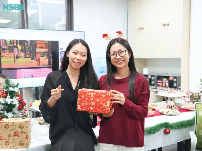 NSBB: Hoạt động "The Christmas Gift Connection"- Trao quà bí mật mùa Giáng sinh